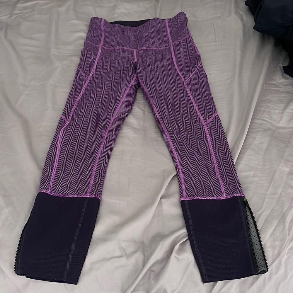 Lululemon purple herringbone pattern cropped leggings, sz 4